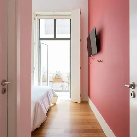 Beautiful 3-story House In Chiado With A 40m² Private Terrace 公寓 *