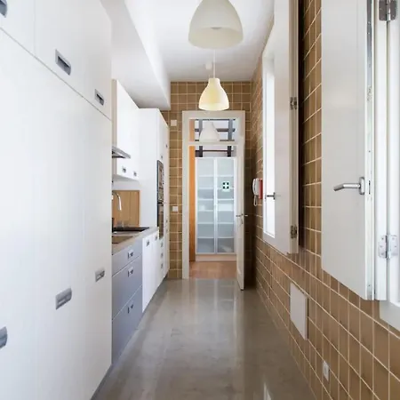 Beautiful 3-story House In Chiado With A 40m² Private Terrace 公寓 *