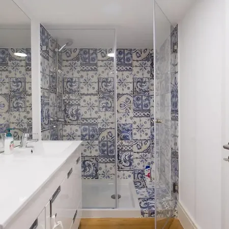 Beautiful 3-story House In Chiado With A 40m² Private Terrace Appartamento *