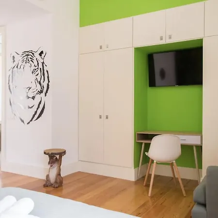 Beautiful 3-story House In Chiado With A 40m² Private Terrace 公寓